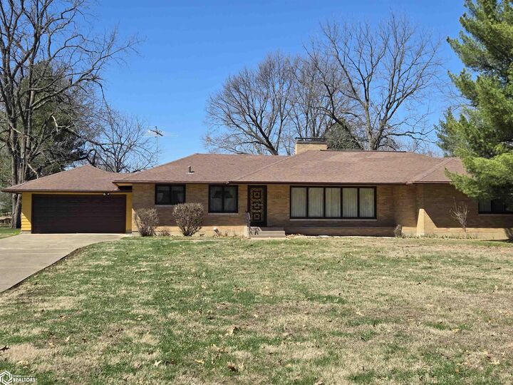 Property Photo:  2419 Madison Avenue  IA 52601 