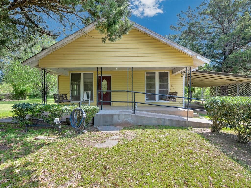 Property Photo: 1216 N Hendrick Avenue TX 75941