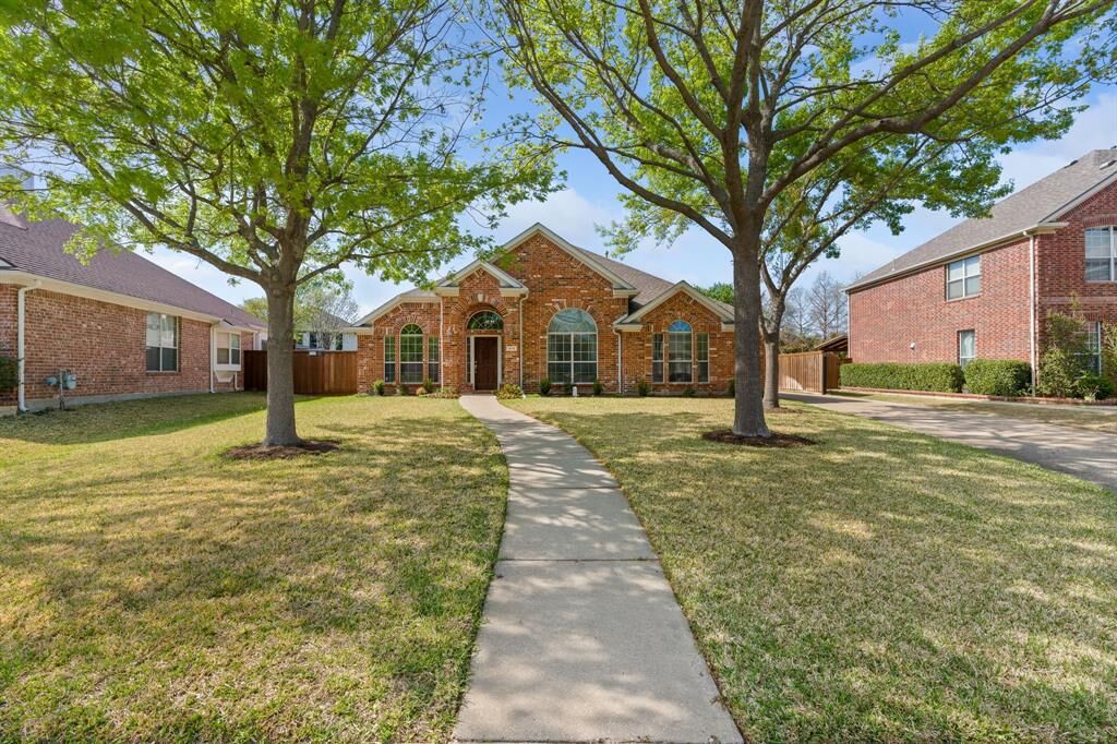 Property Photo:  416 Love Bird Lane  TX 75094 