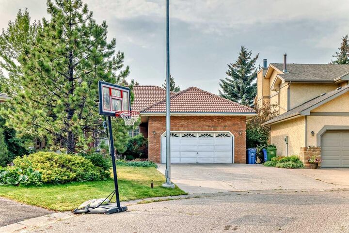 Property Photo: 131 Varsity Estates Terrace NW AB T3B 5J6