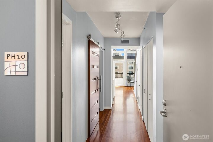 Property Photo:  2717  Western Avenue 1120  WA 98121 