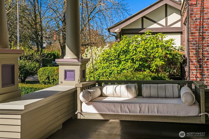 Property Photo:  952  16th Avenue E  WA 98112 