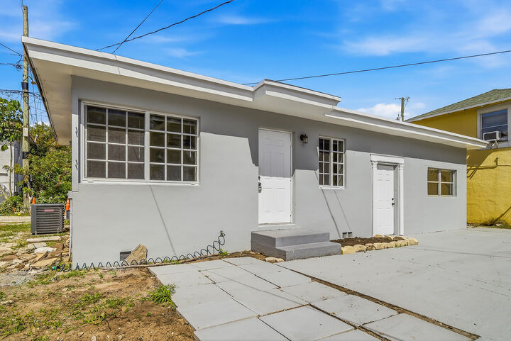 Property Photo:  215 S Federal Highway #2 Rear  FL 33460 