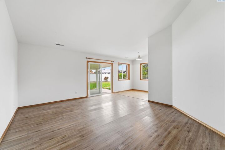 Property Photo:  4600 Kendall Way  WA 99353 