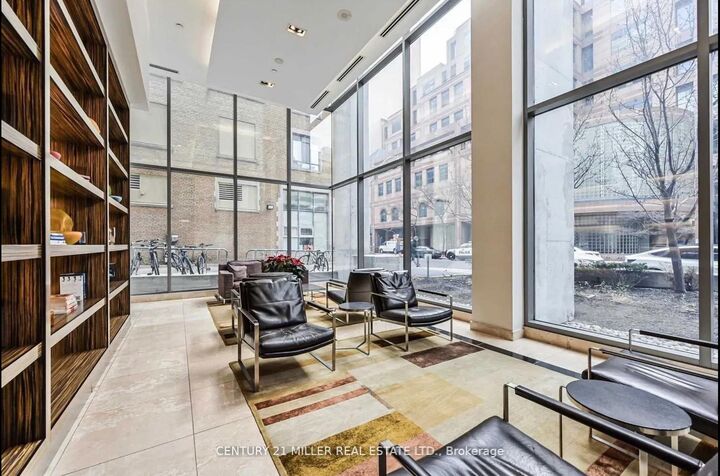 Property Photo:  37 Grosvenor Street 2106  ON M4Y 3G5 