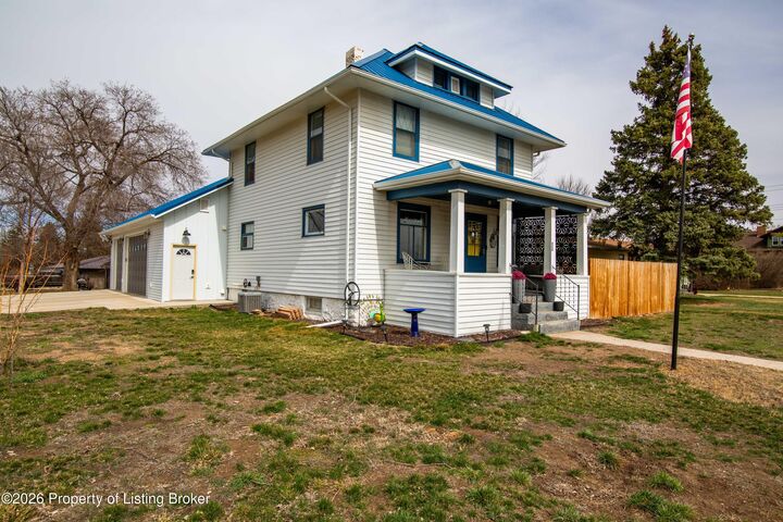 Property Photo: 408 1st Street SW ND 58623