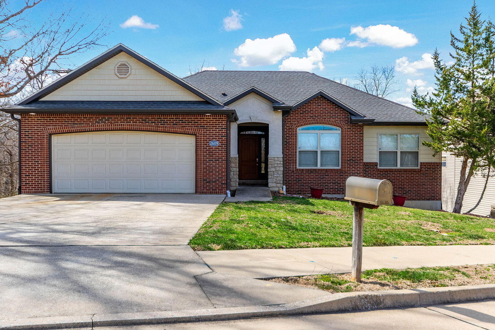 Property Photo: 2609 Greenbriar Dr MO 65203