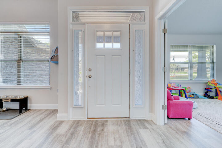 Property Photo: 5823 Crestlake Drive FL 32536