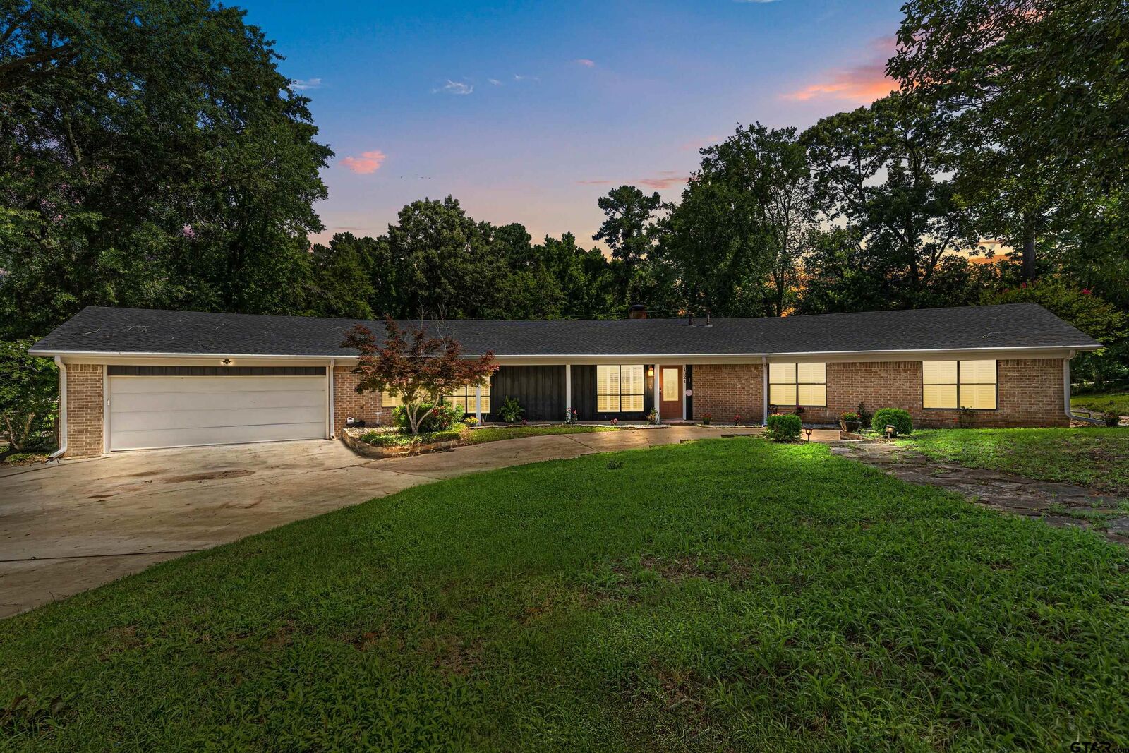 Property Photo: 1821 Azalea St TX 75644