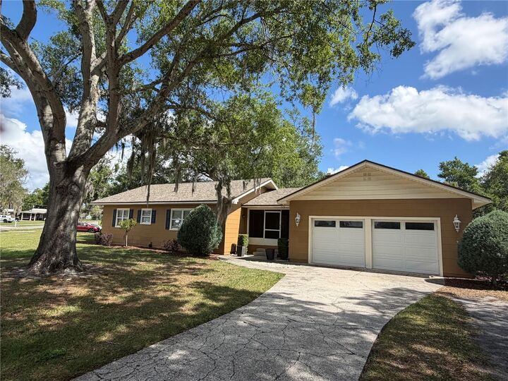 Property Photo:  224 W Lake Avenue  FL 33823 
