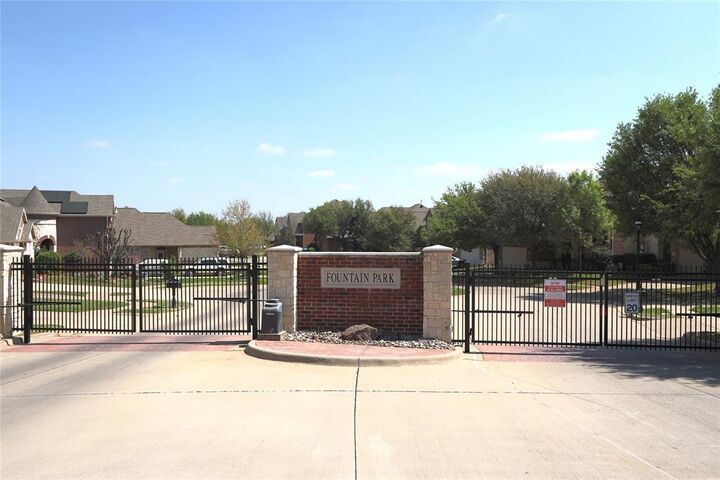 Property Photo: 209 Park Meadows Drive TX 76039