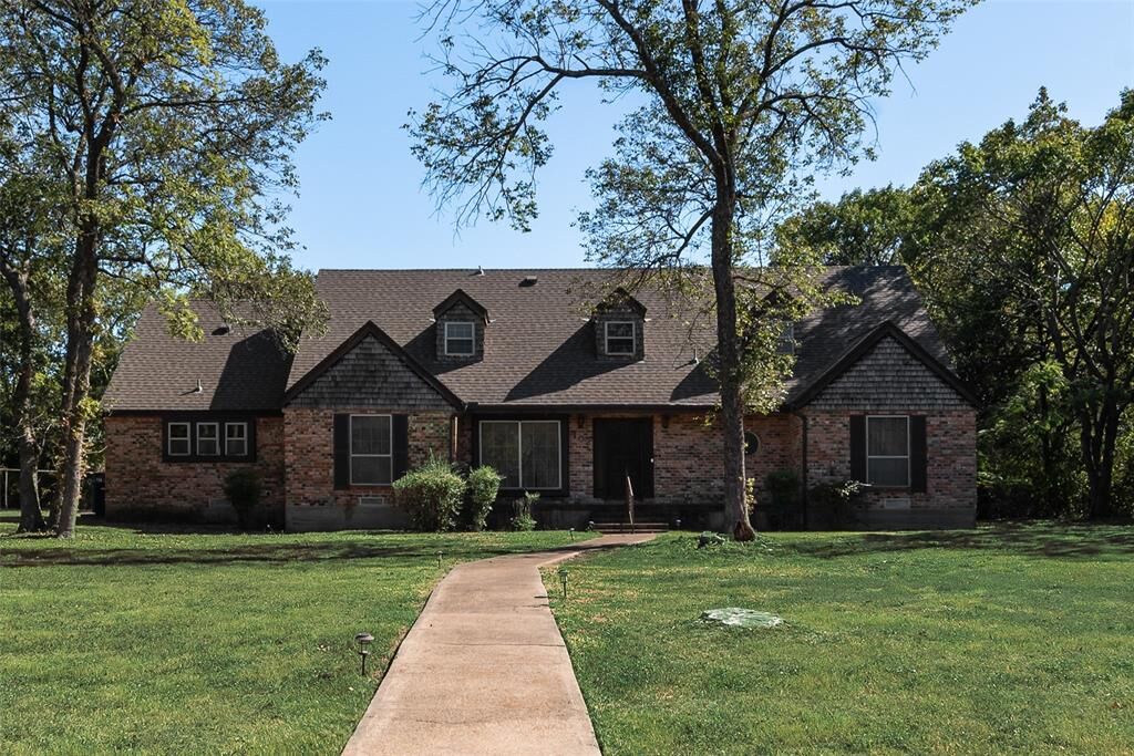 Property Photo:  102 S Royal Oak Drive  TX 75116 