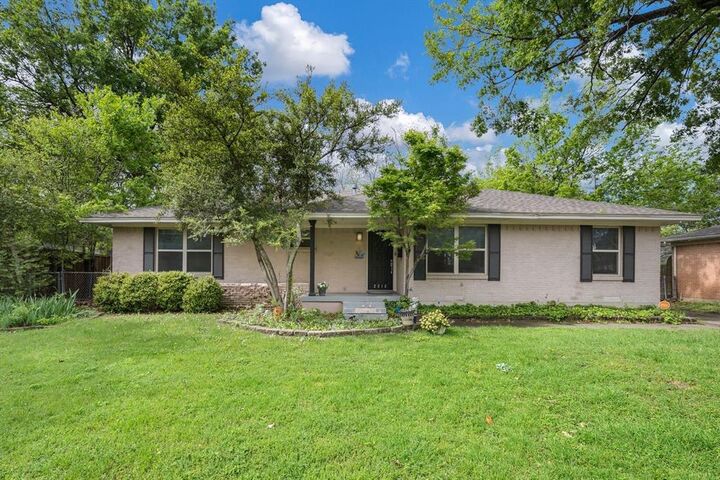 Property Photo: 2216 Springhill Drive TX 75228