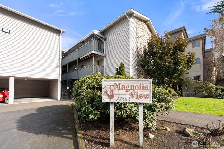 Property Photo: 2562 Thorndyke Avenue W 303 WA 98199