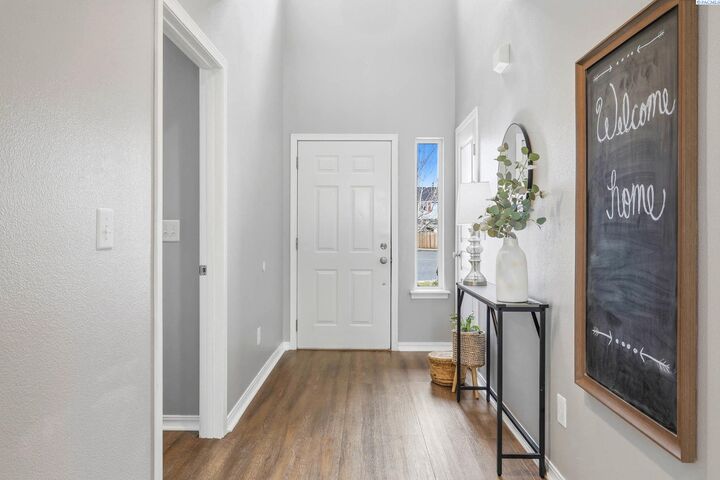 Property Photo:  3006 Hermandt Ct  WA 99353 