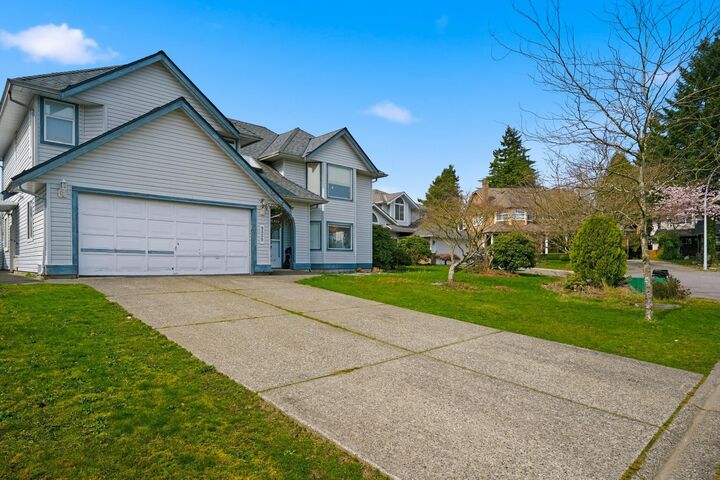 Photo de la propriété:  9335 152A Street  BC V3R 0E6 