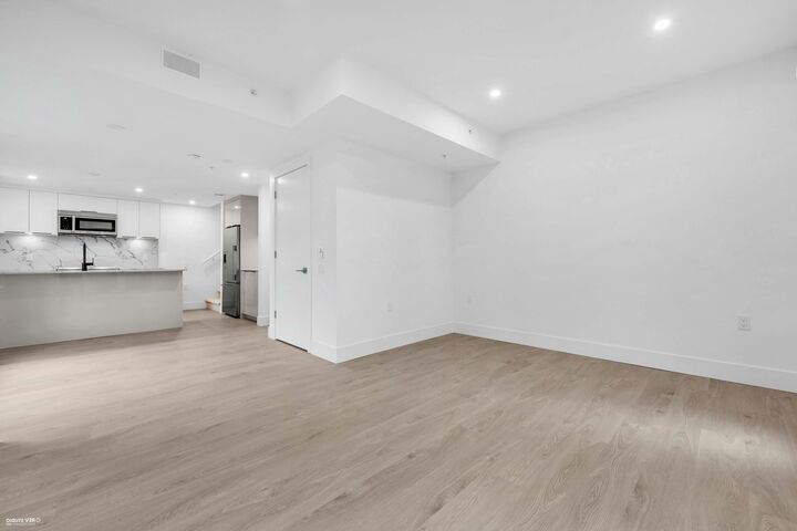 Property Photo: 2085 E 1 Avenue 108 BC V5N 1B6