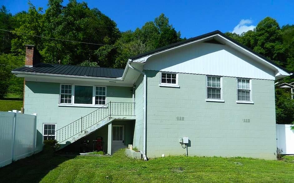 Property Photo:  600 Highway 610 West  KY 41572 