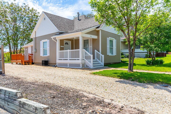 Property Photo:  722 W Monroe Street  MO 65265 