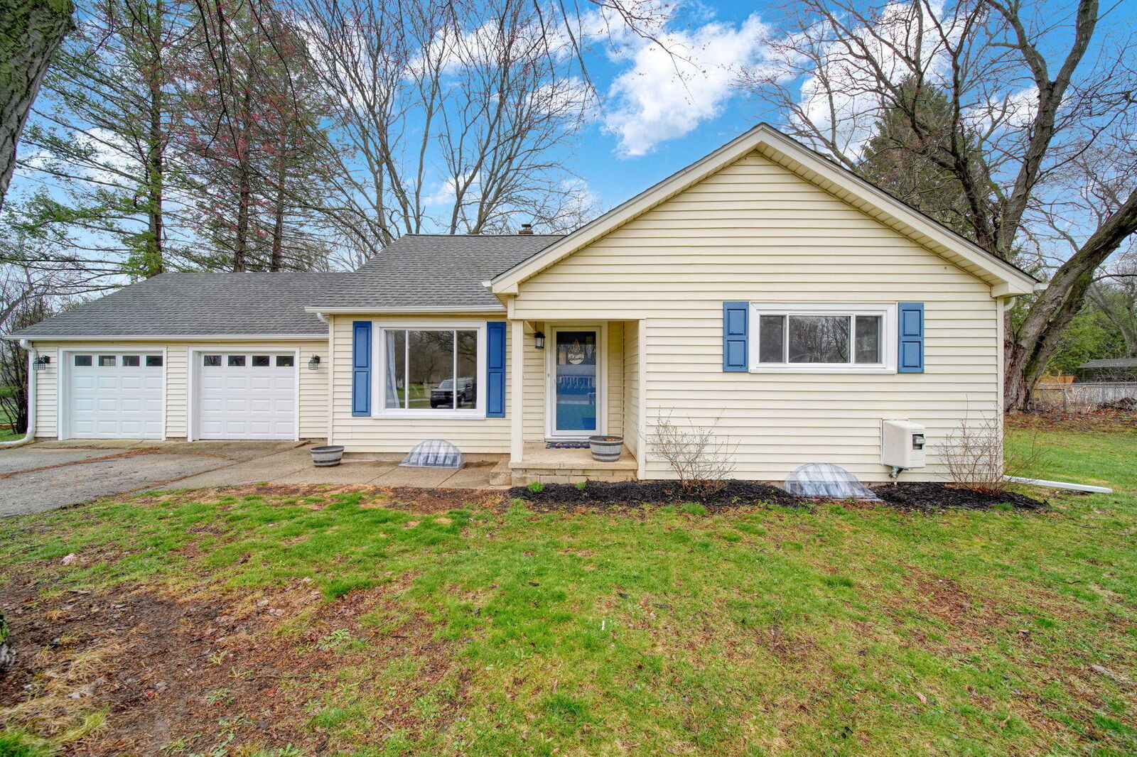 Property Photo:  3032 Hendee Road  MI 49201 