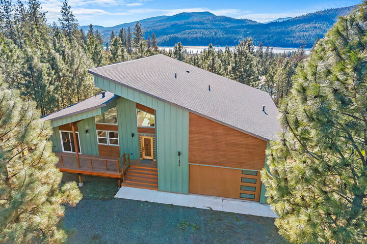 Property Photo:  1424 Sherman View Way  WA 99141 