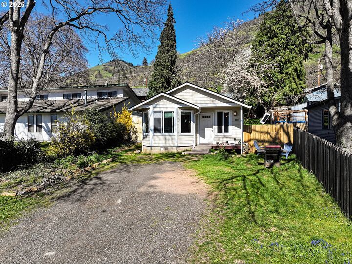 Property Photo:  318 E Steuben St  WA 98605 