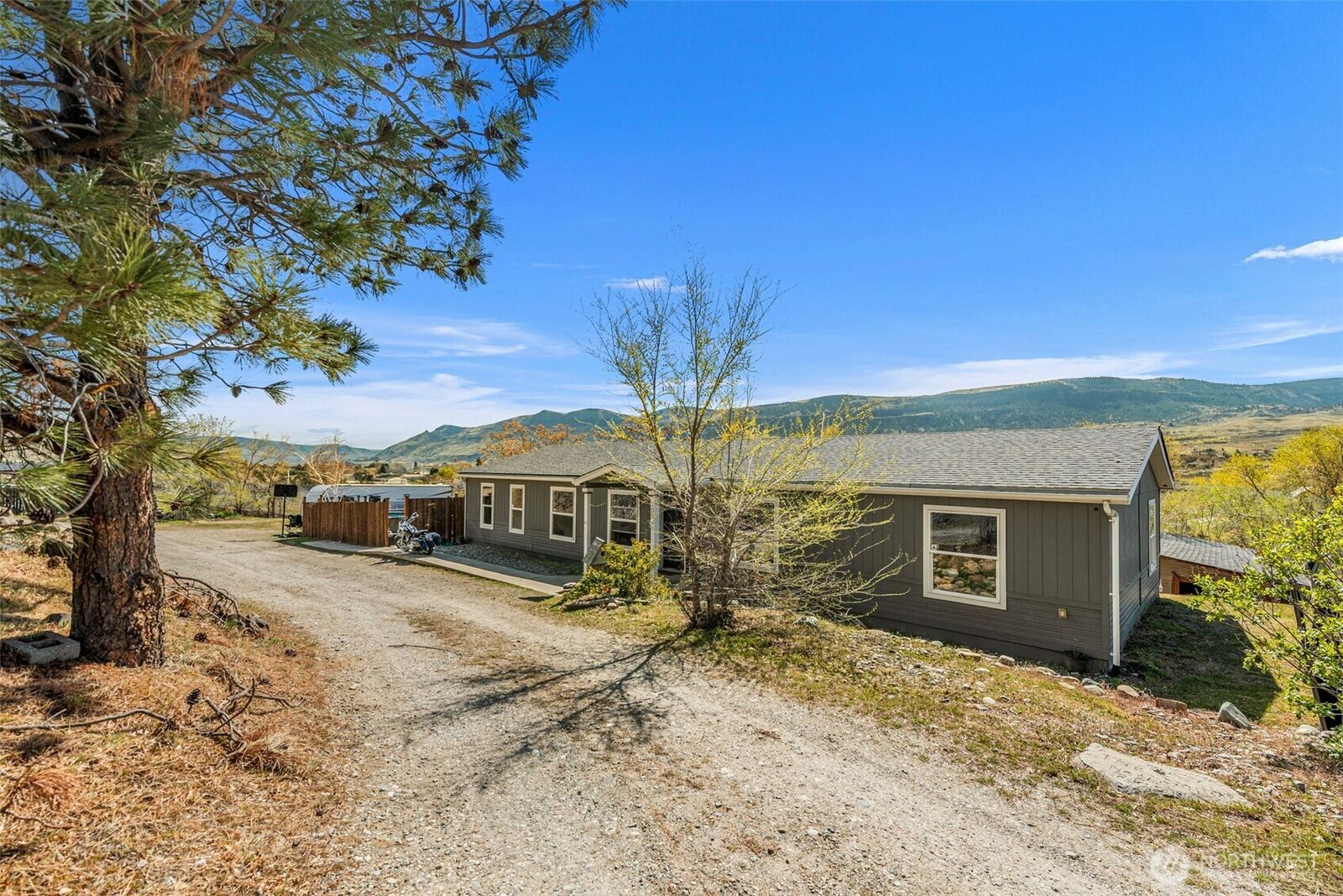 Property Photo:  1053 S Perry Avenue  WA 98802 