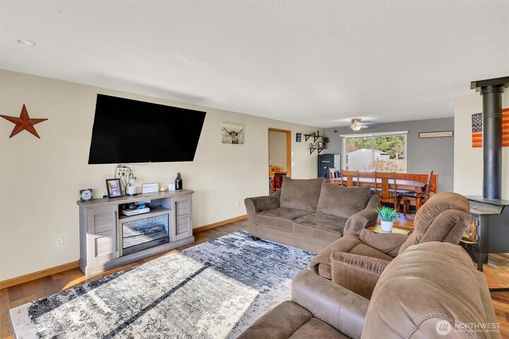 Property Photo:  505 N Hubbard Avenue  WA 98675 