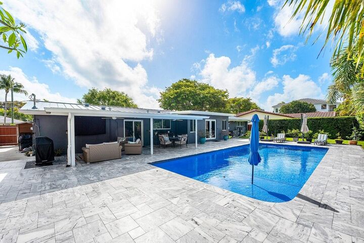 Property Photo:  2625 NE 27th Way  FL 33306 