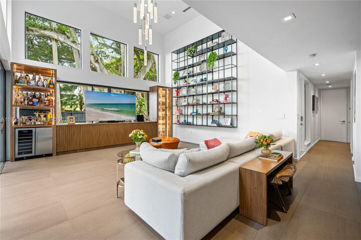 Property Photo: 4002 Kumquat Ave FL 33133