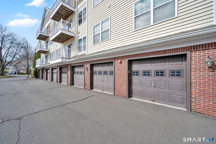 Property Photo:  26 Schoolhouse Drive 209  CT 06110 