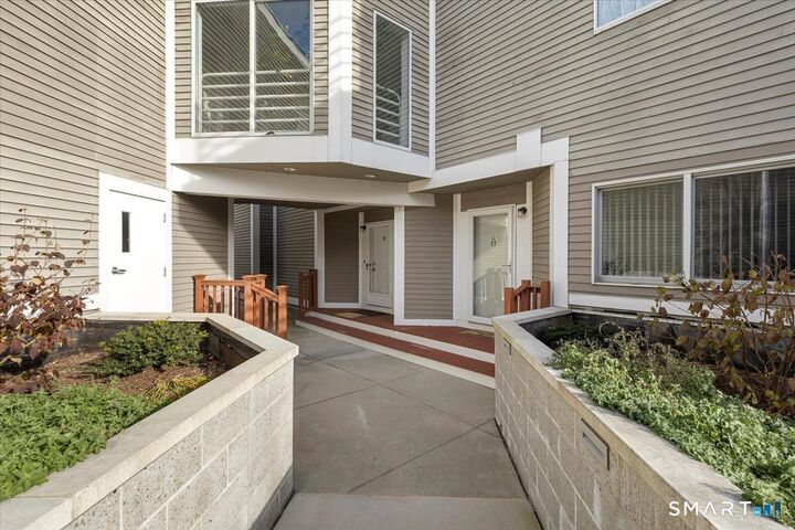 Property Photo:  13 Harbour Close 13  CT 06519 