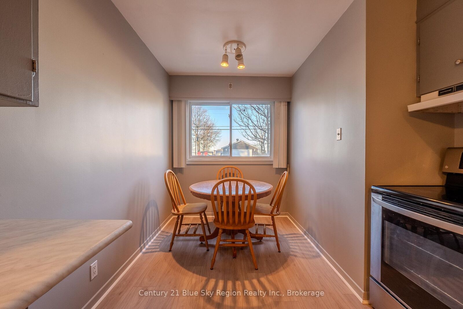 Property Photo:  994 Premier Road  ON P1A 2H8 