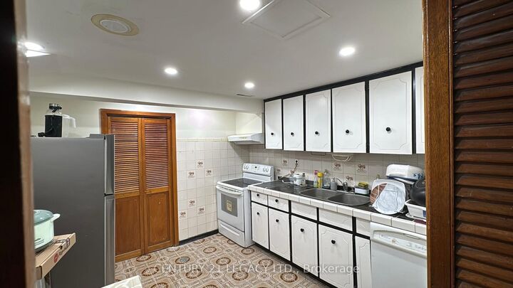 Photo de la propriété: 55 Maryhill Drive ON M9V 3C3