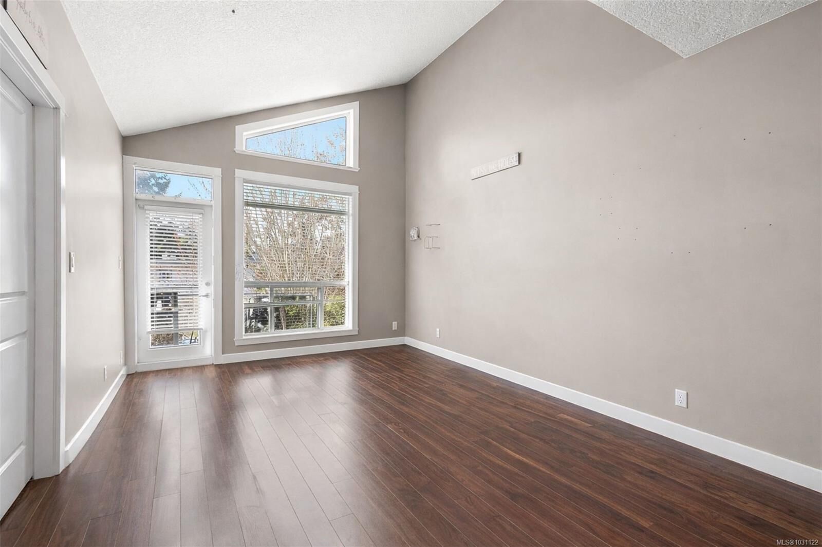 Photo de la propriété: 938 Dunford Ave 305 BC V9B 0M2