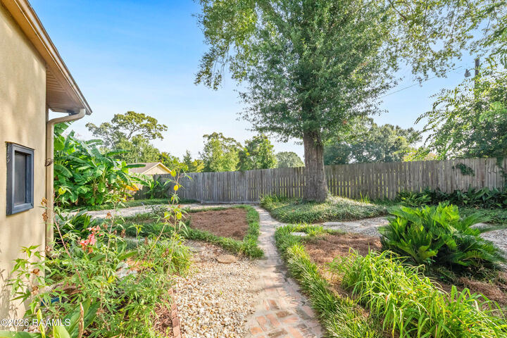 Property Photo:  102 Longwood Drive  LA 70508 