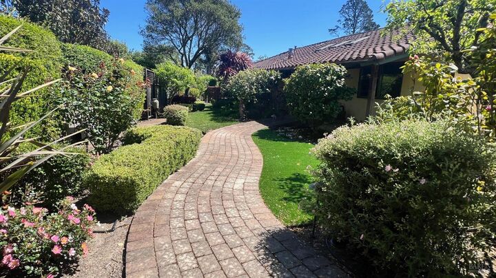 Property Photo:  