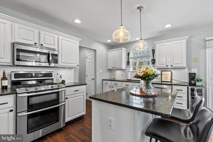 Property Photo:  