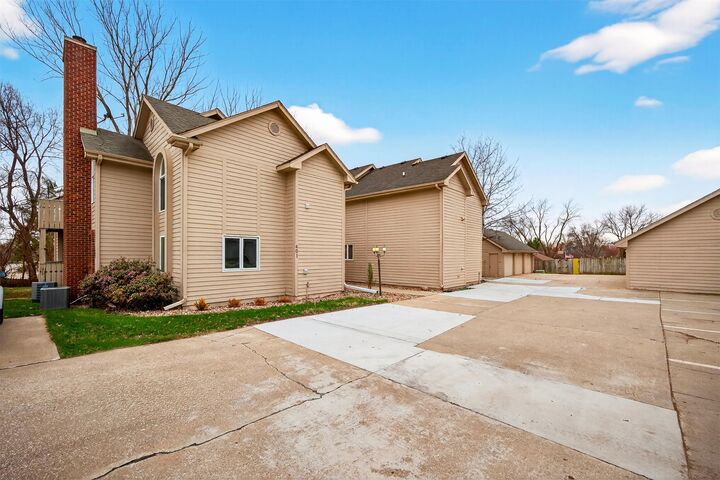 Property Photo:  401 SE Lowell Drive 6  IA 50021 