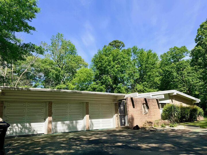 Property Photo: 1021 Le Duke Blvd TX 75601-4038