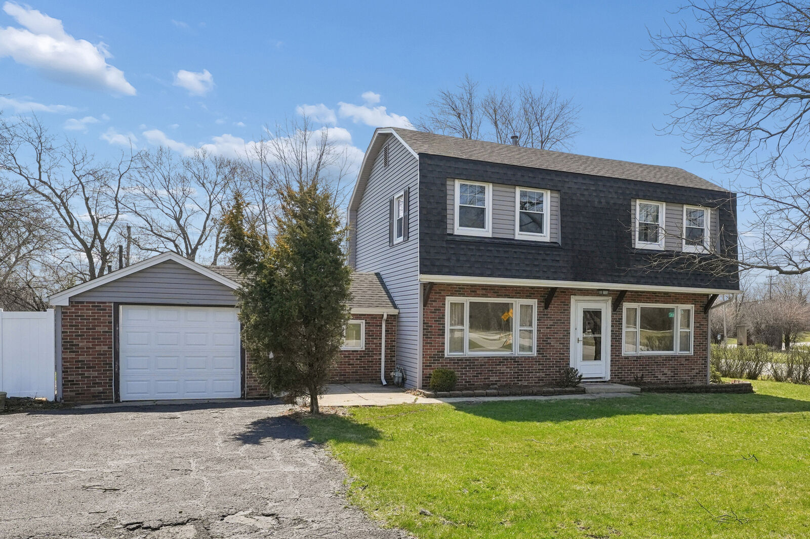 Property Photo:  901 E Sunrise Road  IL 60101 