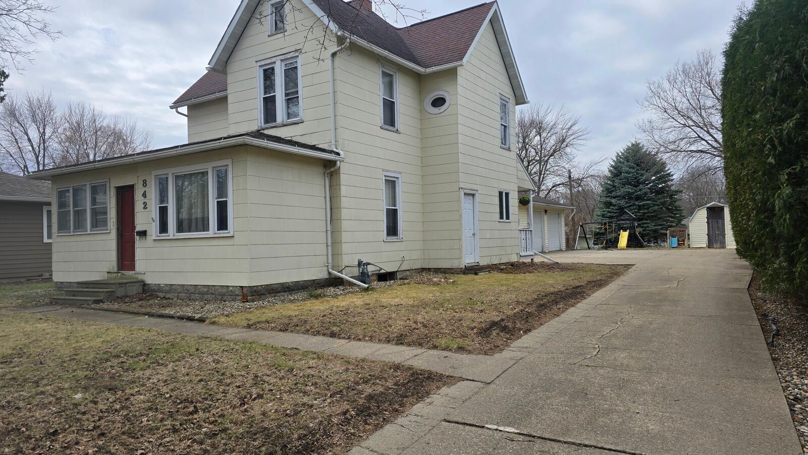 Property Photo:  842 S Prairie Avenue  MN 56031 