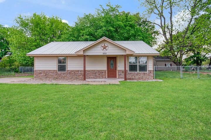 Property Photo:  525 19th Street NW  TX 75460 