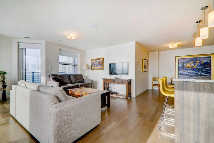 Property Photo: 303 13 Avenue SW 1409 AB T2R 0Y9