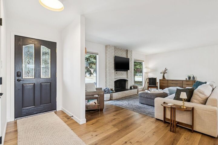 Property Photo:  931 Parkwood Drive SE  AB T2J 3W9 