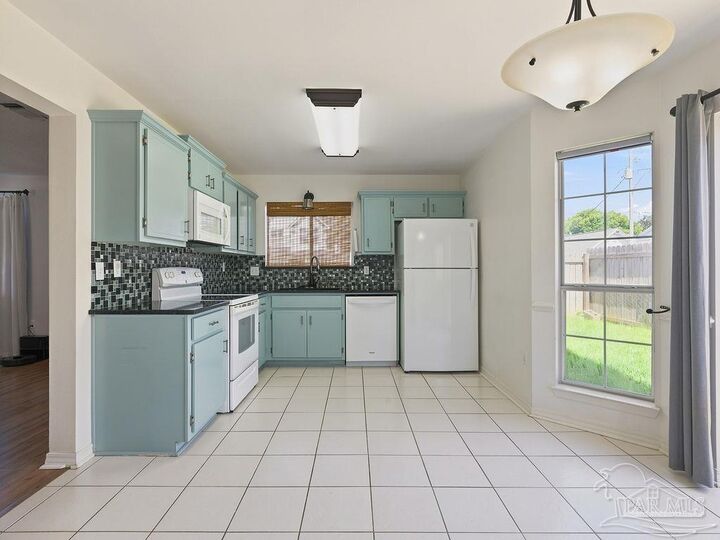 Property Photo: 446 Sandy Ridge Cir FL 32569