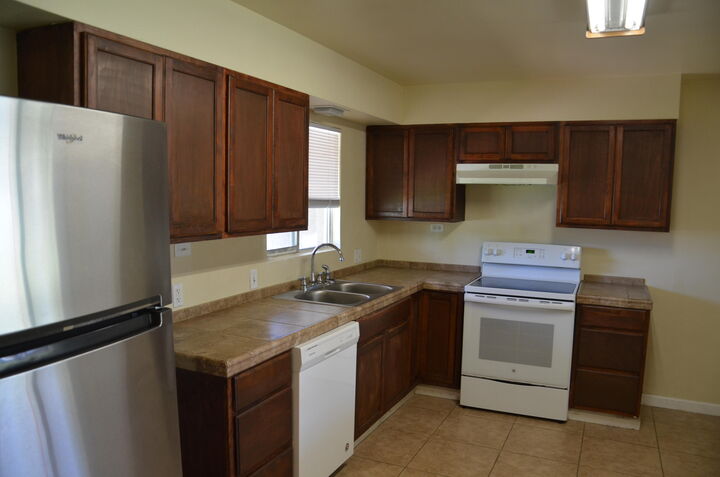 Property Photo:  320 Byron Court  CA 93245 