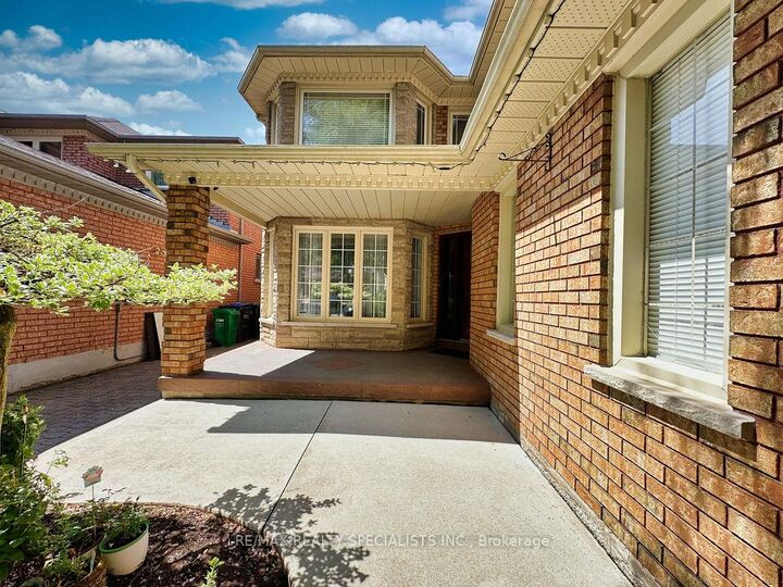 Property Photo: 9 Siesta Court ON L6R 1P2