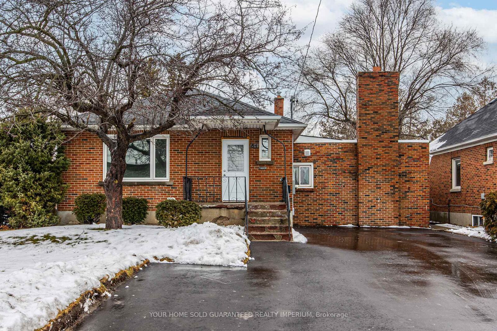 Property Photo: 84 Taunton Road W ON L1G 3T2