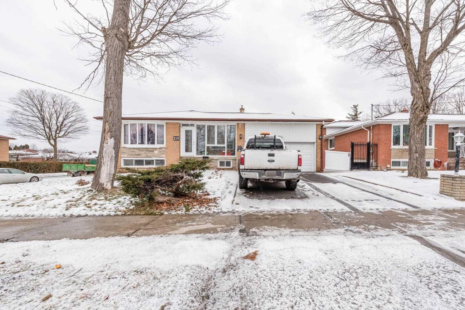 Property Photo:  213 Grandravine Drive  ON M3J 1B9 